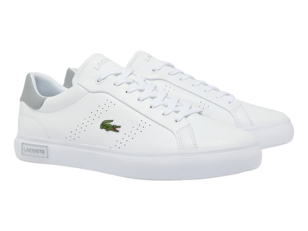 Tenis Lacoste Powercourt 2.0 en color blanco con talón gris y logotipo del cocodrilo verde en el lateral.