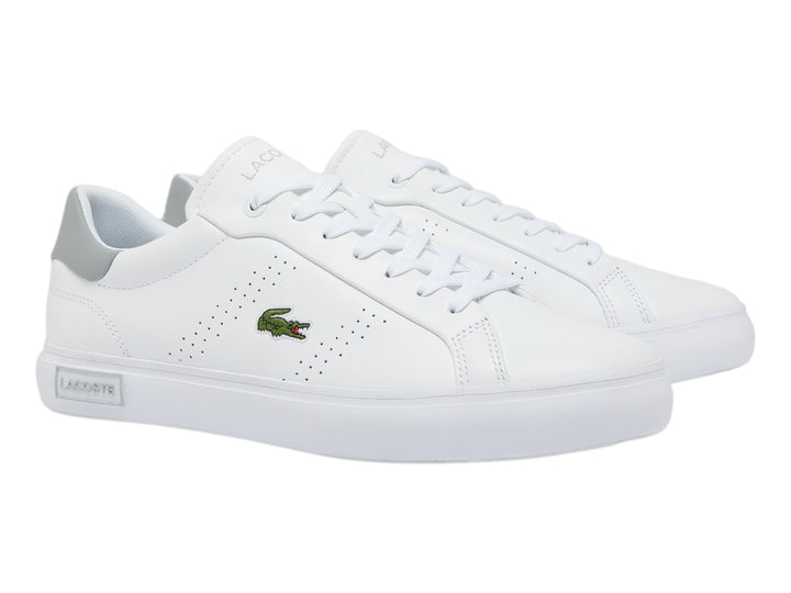 Tenis Lacoste Powercourt 2.0 en color blanco con talón gris y logotipo del cocodrilo verde en el lateral.