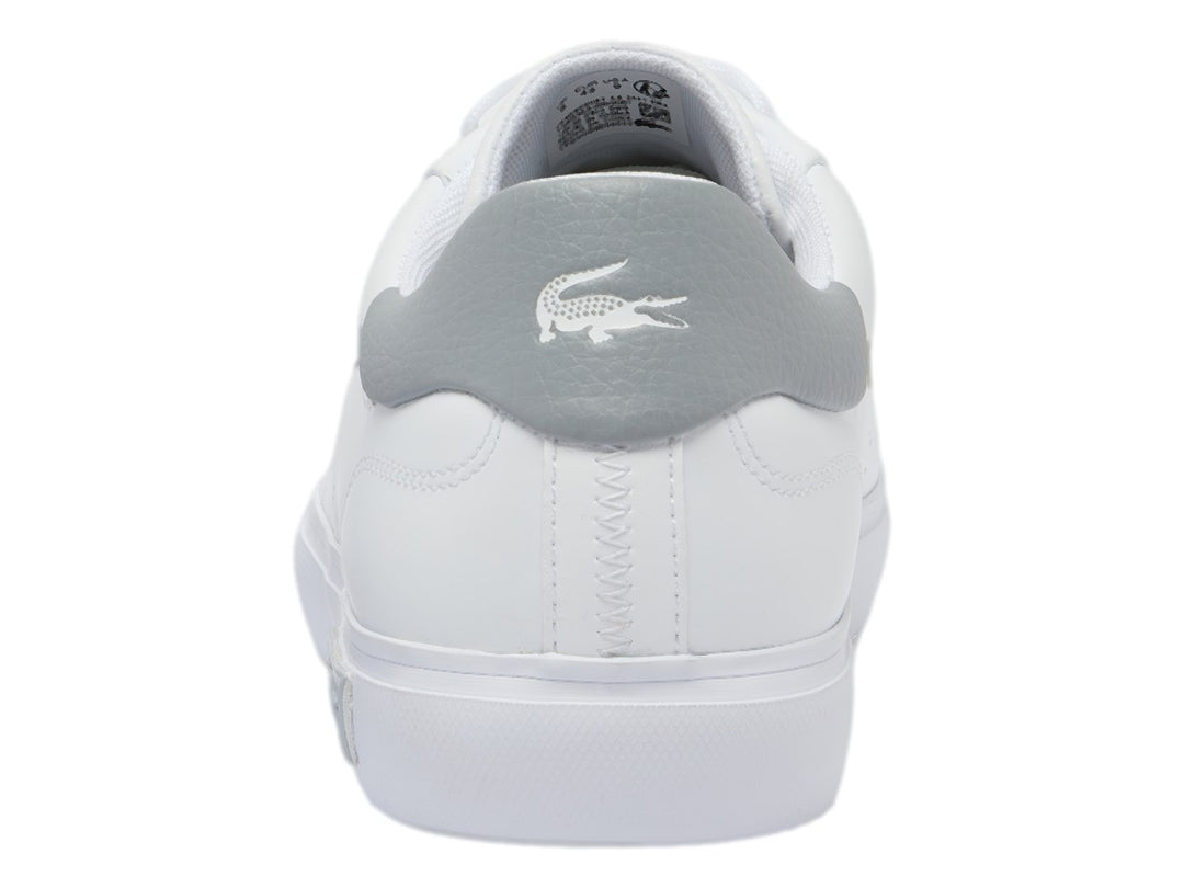 Tenis Lacoste Powercourt 2.0 en color blanco con talón gris y logotipo del cocodrilo verde en el lateral.