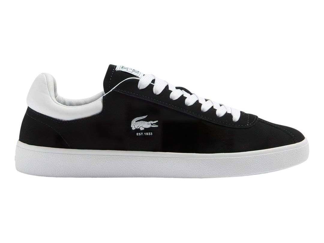 Tenis Lacoste negros con suela y cordones blancos.