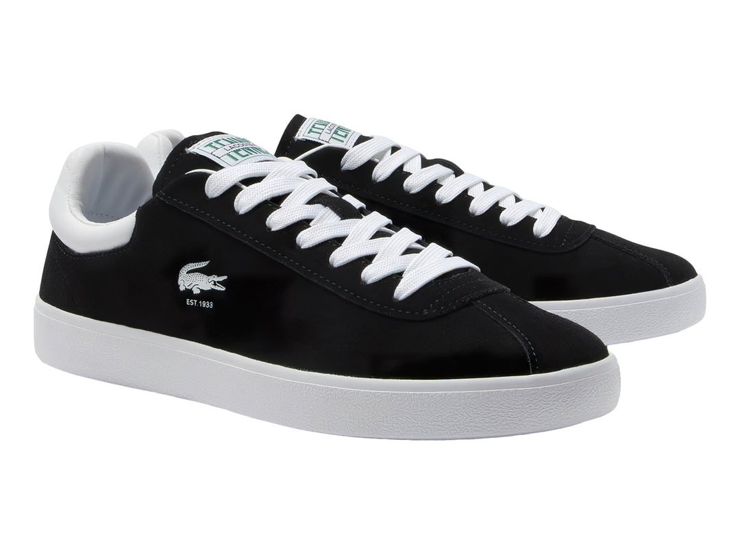 Tenis Lacoste negros con suela y cordones blancos.