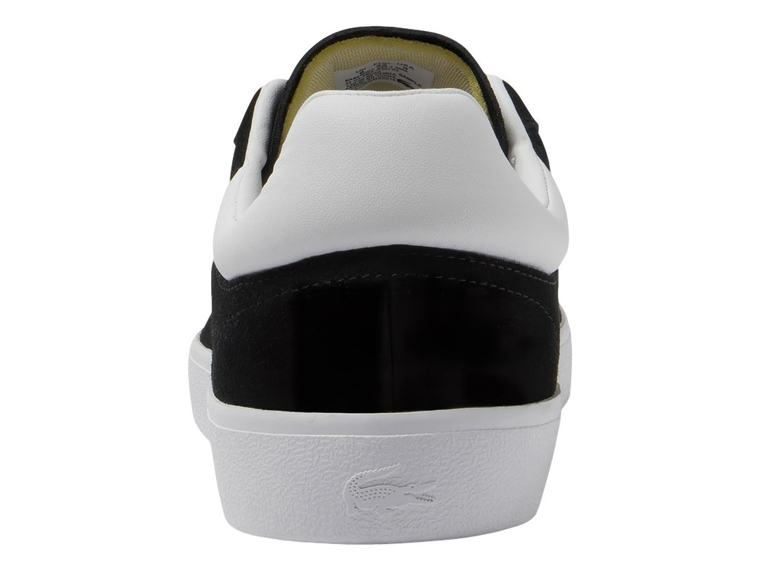 Tenis Lacoste negros con suela y cordones blancos.