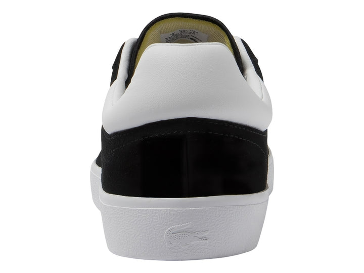 Tenis Lacoste negros con suela y cordones blancos.