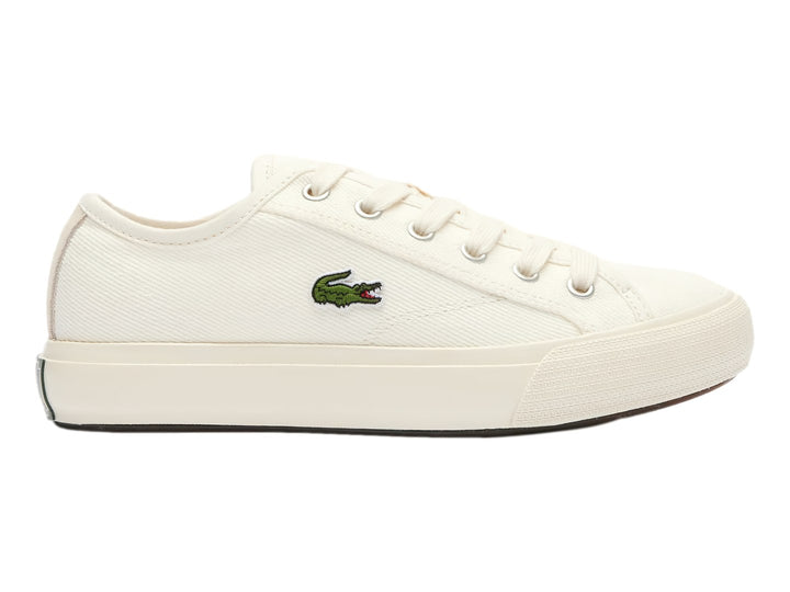 Tenis de lona color blanco hueso con el logotipo de Lacoste en el costado.
