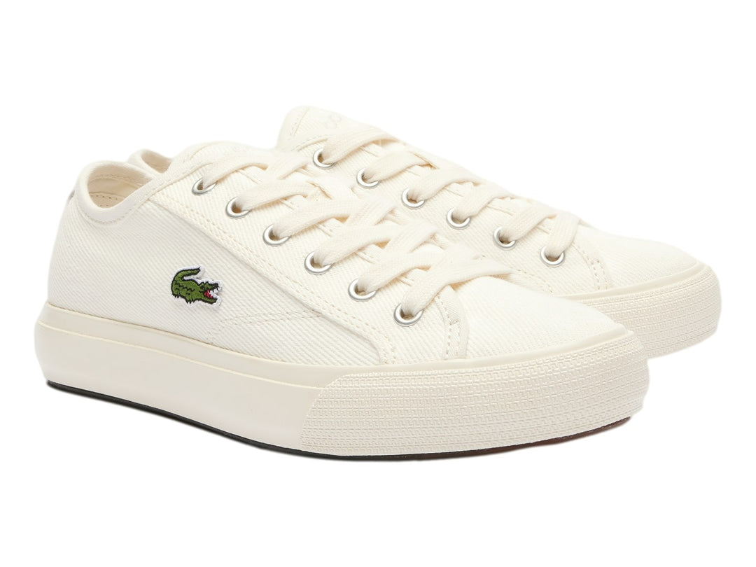 Tenis de lona color blanco hueso con el logotipo de Lacoste en el costado.