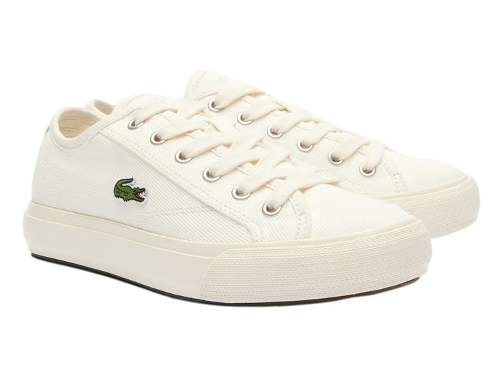 Tenis de lona color blanco hueso con el logotipo de Lacoste en el costado.