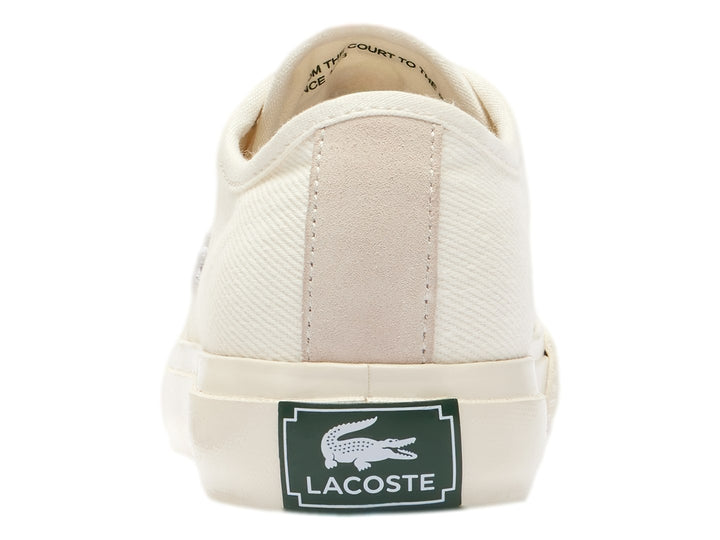 Tenis de lona color blanco hueso con el logotipo de Lacoste en el costado.
