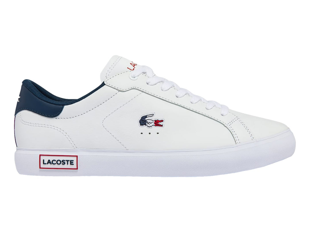Tenis Lacoste Powercourt color blanco con detalles en azul marino y rojo, diseño casual de cuero sintético.