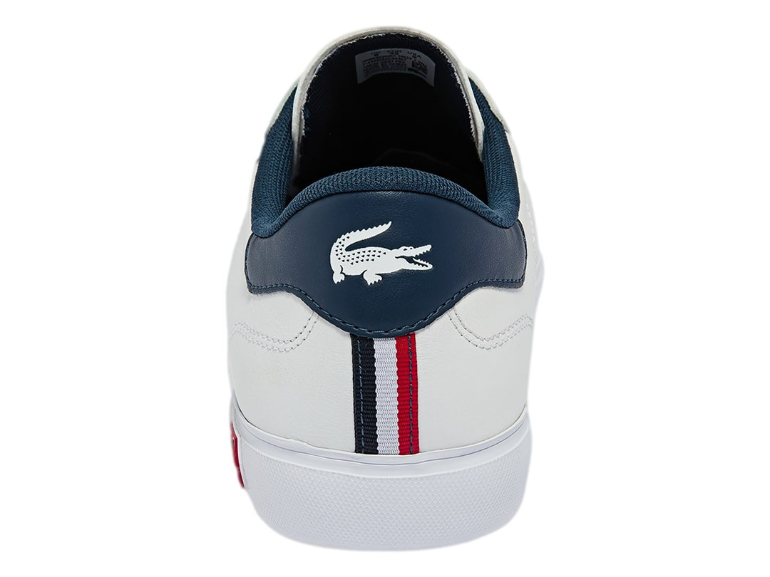 Tenis Lacoste Powercourt color blanco con detalles en azul marino y rojo, diseño casual de cuero sintético.