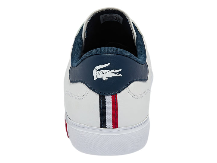 Tenis Lacoste Powercourt color blanco con detalles en azul marino y rojo, diseño casual de cuero sintético.