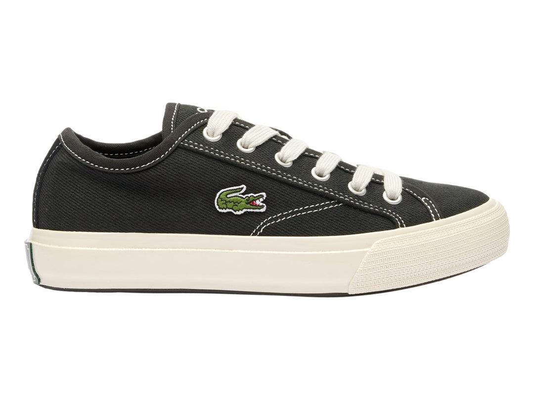 Tenis Lacoste Backcourt 124 de color negro con suela y cordones blancos.