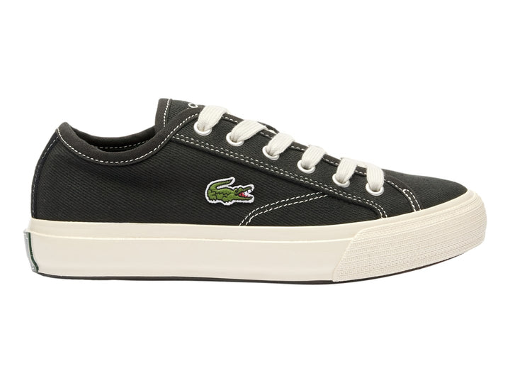 Tenis Lacoste Backcourt 124 de color negro con suela y cordones blancos.