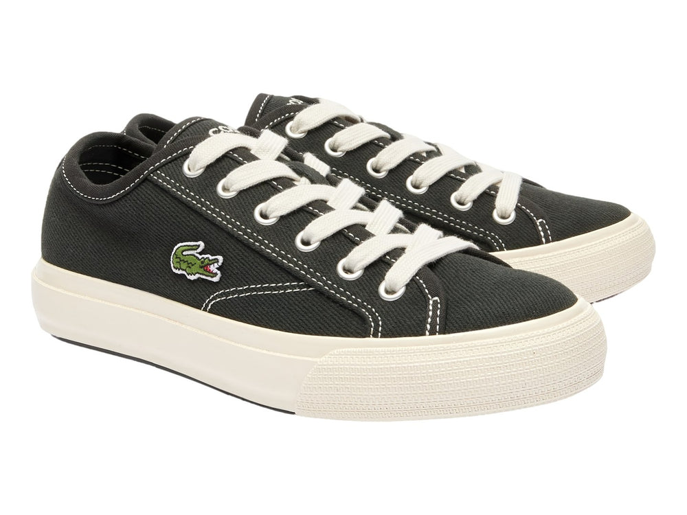Tenis Lacoste Backcourt 124 de color negro con suela y cordones blancos.