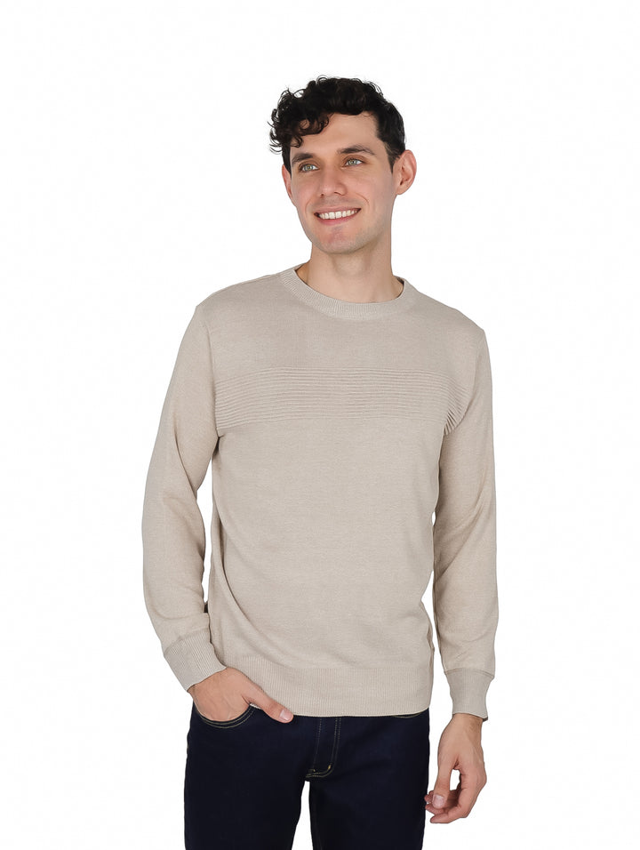 Hombre vistiendo un suéter beige de cuello redondo y manga larga.