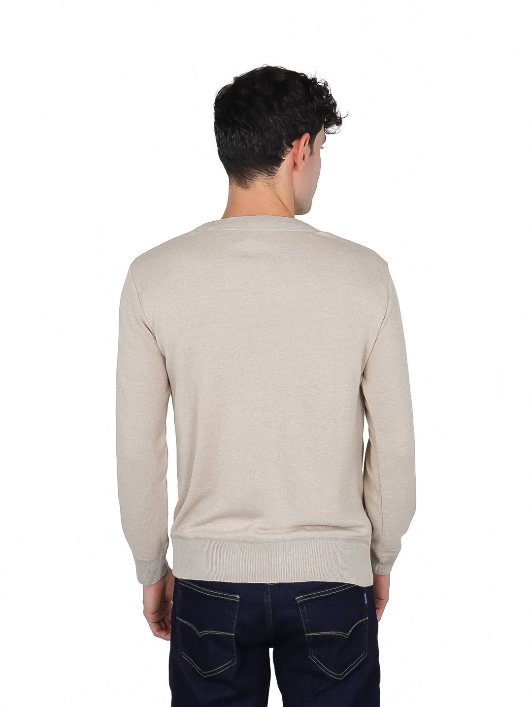 Hombre vistiendo un suéter beige de cuello redondo y manga larga.