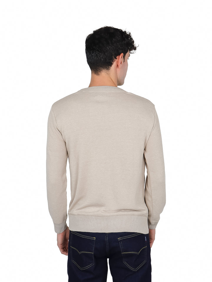 Hombre vistiendo un suéter beige de cuello redondo y manga larga.