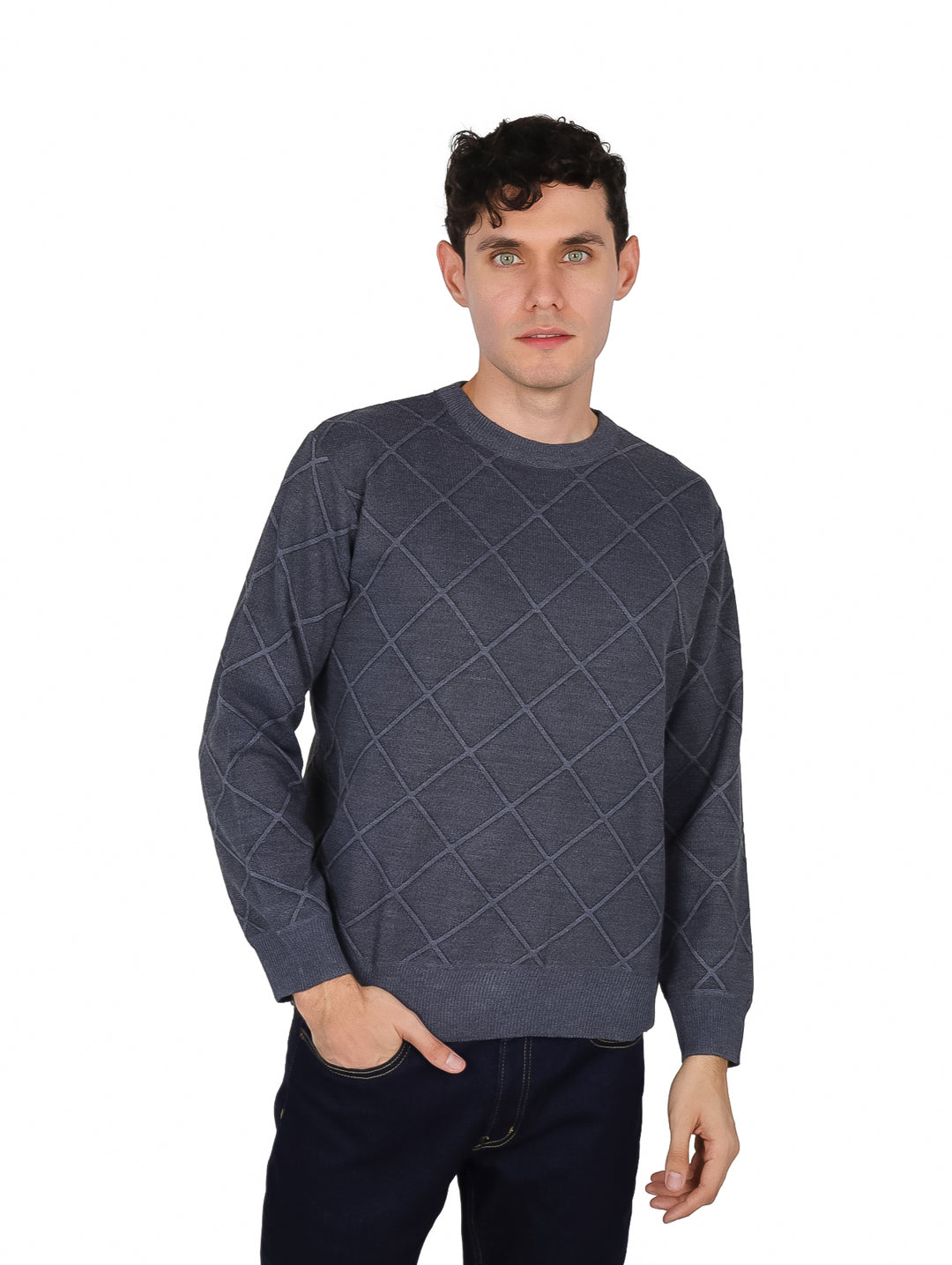 Hombre vistiendo un suéter tejido color gris oxford con patrón de rombos en relieve y cuello redondo.