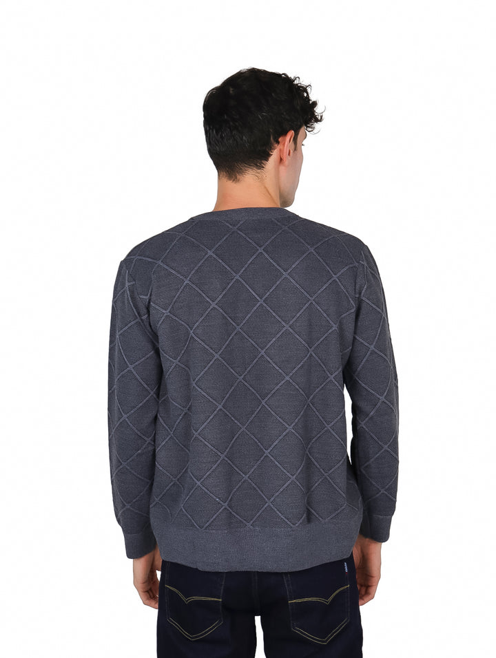 Hombre vistiendo un suéter tejido color gris oxford con patrón de rombos en relieve y cuello redondo.