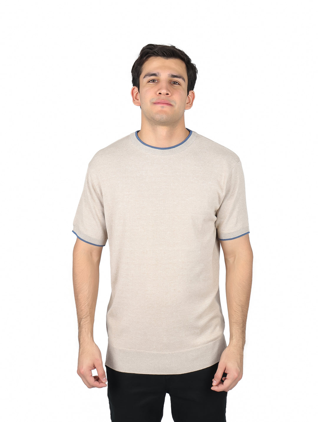 Hombre vistiendo playera beige de manga corta y cuello redondo con ribete azul en los bordes.