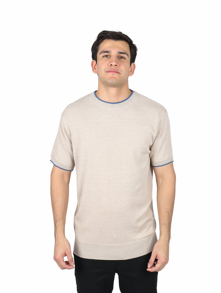 Hombre vistiendo playera beige de manga corta y cuello redondo con ribete azul en los bordes.