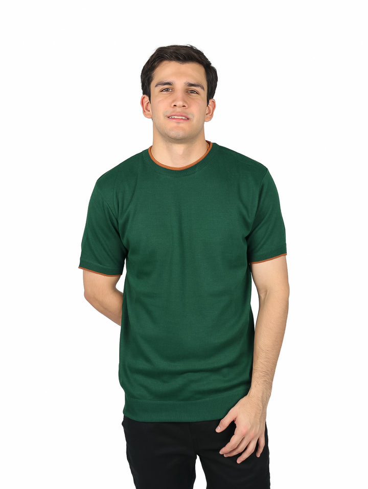 Hombre vistiendo playera verde oliva de manga corta y cuello redondo con detalles en color marrón en los bordes.