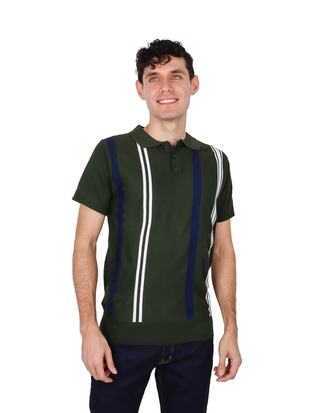 Hombre vistiendo playera polo color oliva con rayas verticales blancas y azules y cuello con botones.
