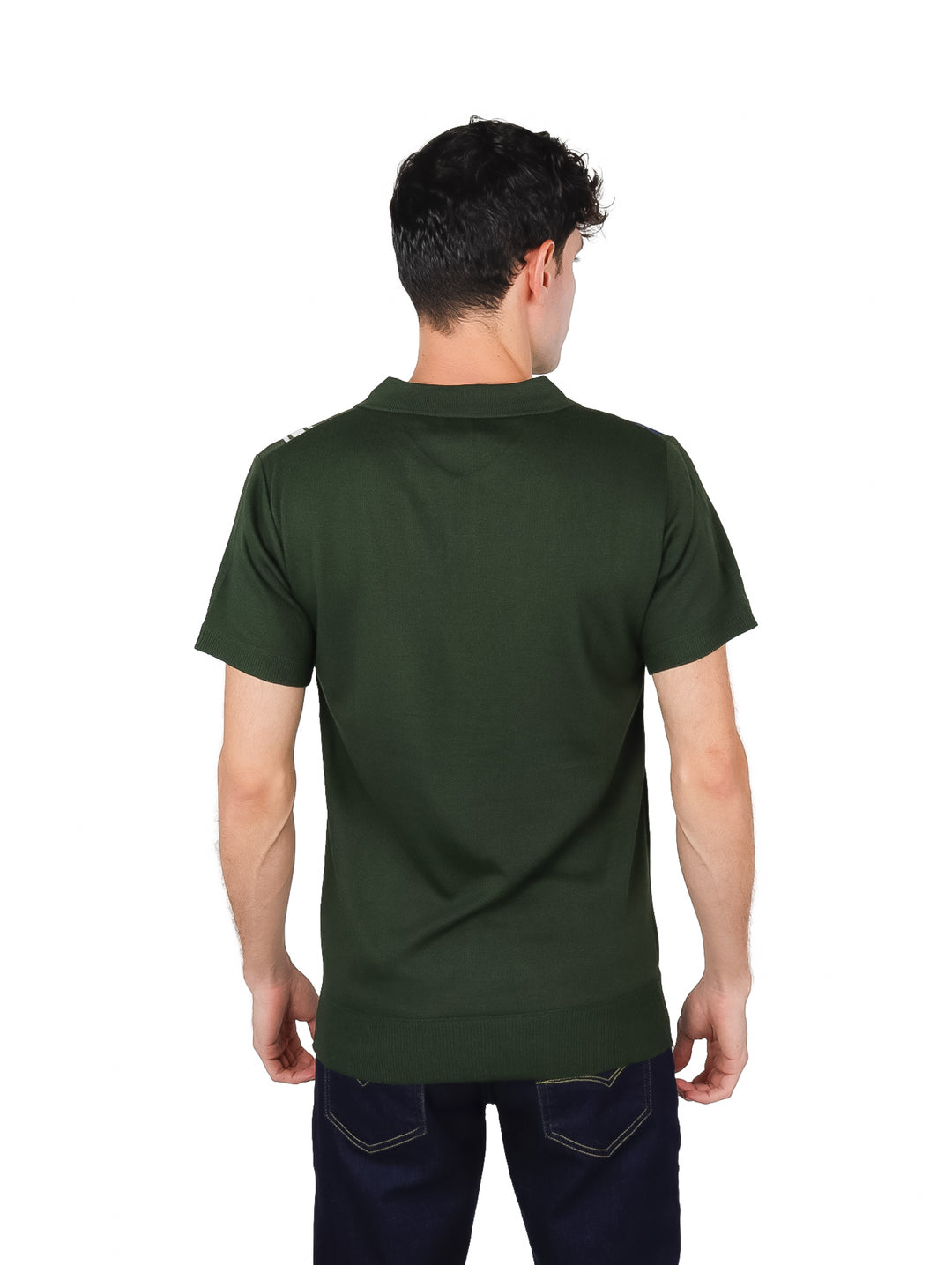Hombre vistiendo playera polo color oliva con rayas verticales blancas y azules y cuello con botones.