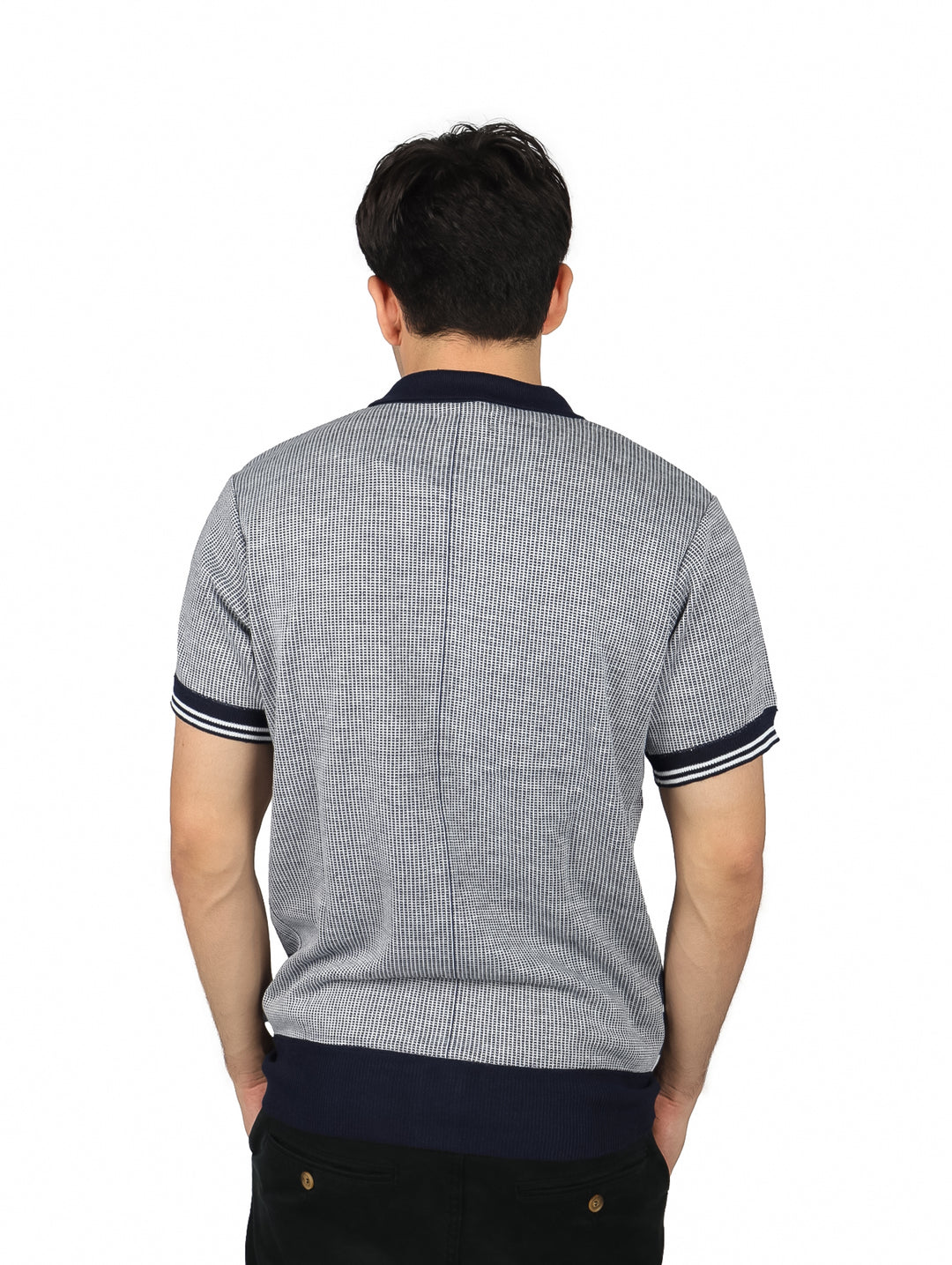 Playera de hilo para hombre en color gris con detalles y botones en azul marino, manga corta y cuello polo.