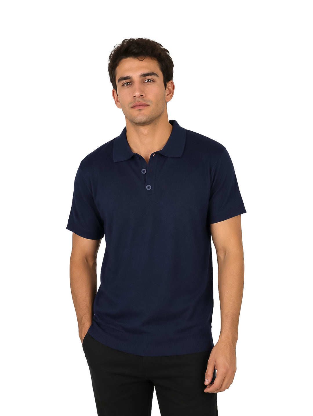 Hombre vistiendo una playera polo de color azul marino con cuello y botones frontales.