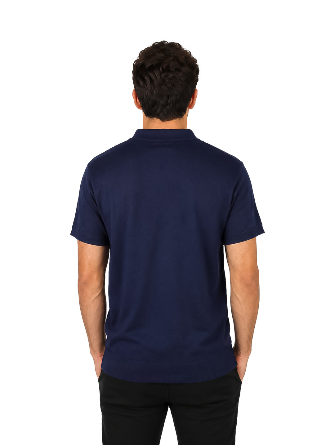 Hombre vistiendo una playera polo de color azul marino con cuello y botones frontales.