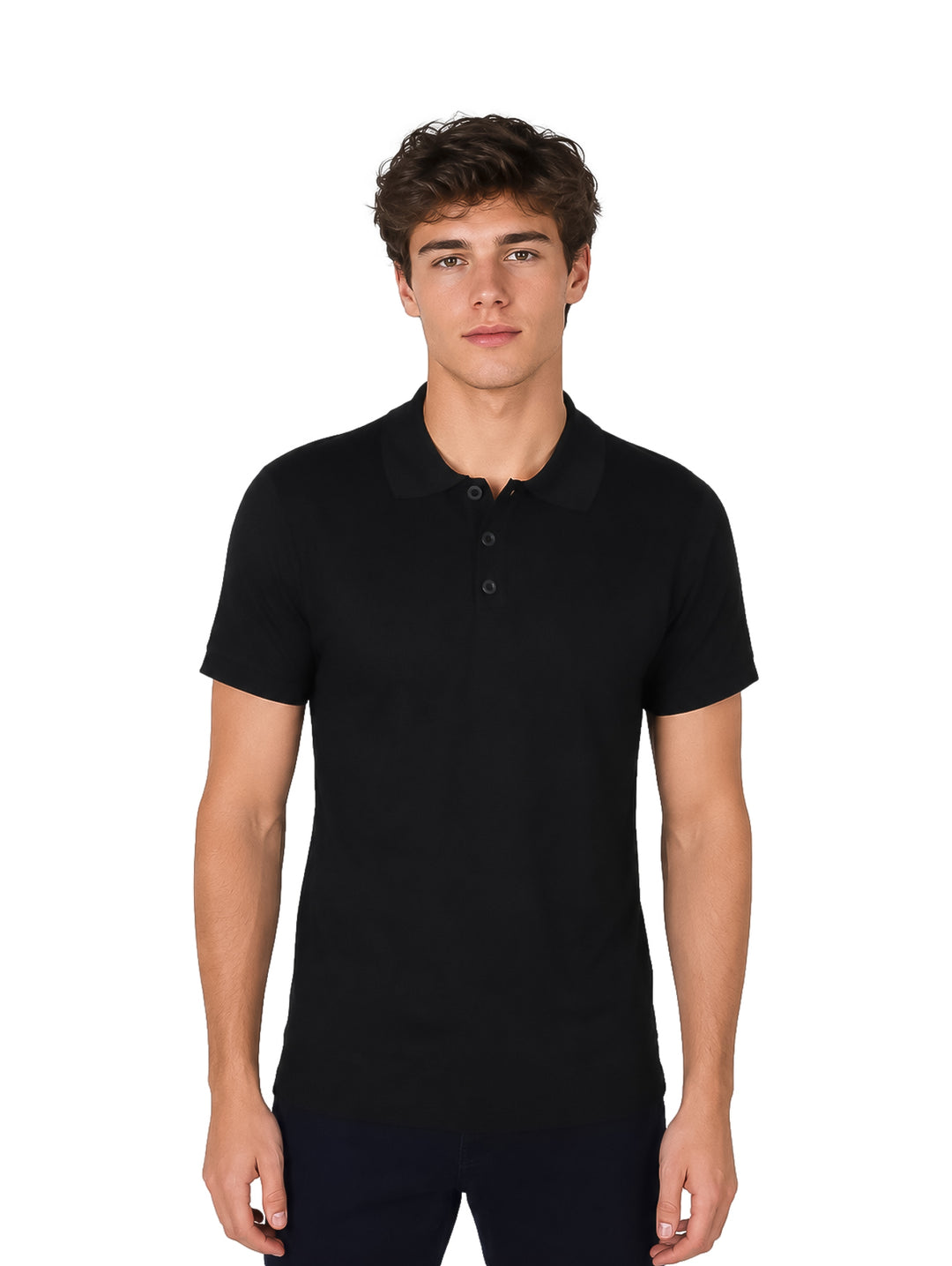 Hombre vistiendo una playera tipo polo de color negro con botones y manga corta sobre fondo blanco.