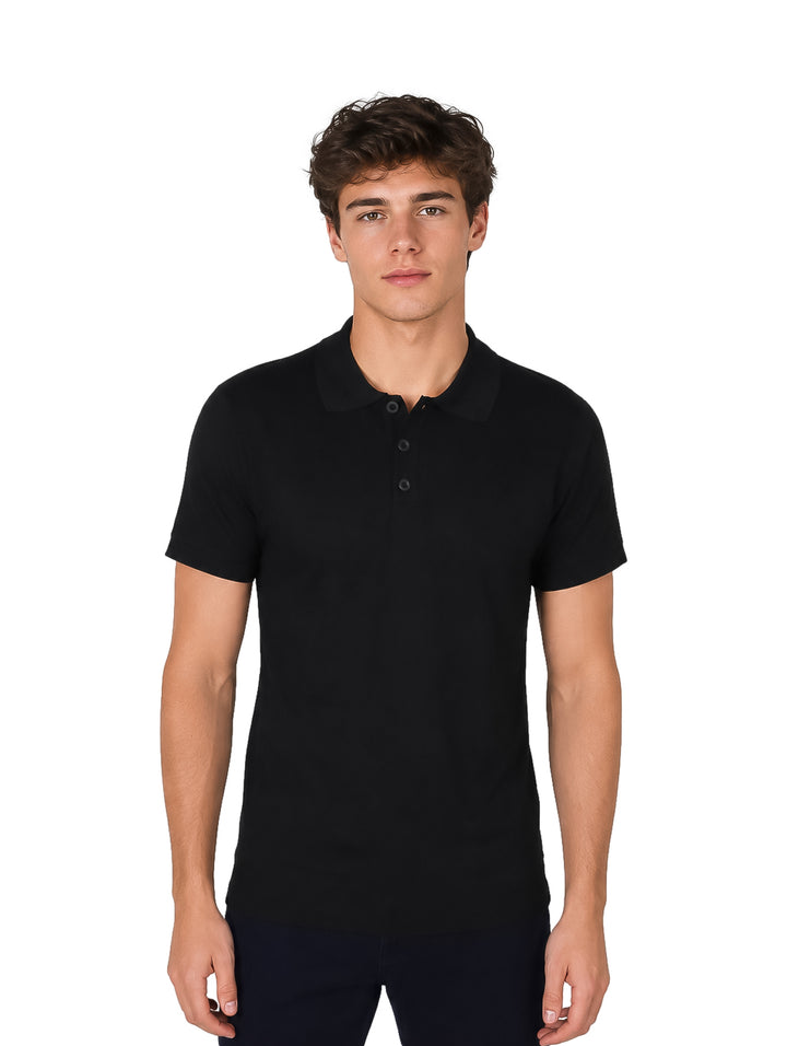 Hombre vistiendo una playera tipo polo de color negro con botones y manga corta sobre fondo blanco.
