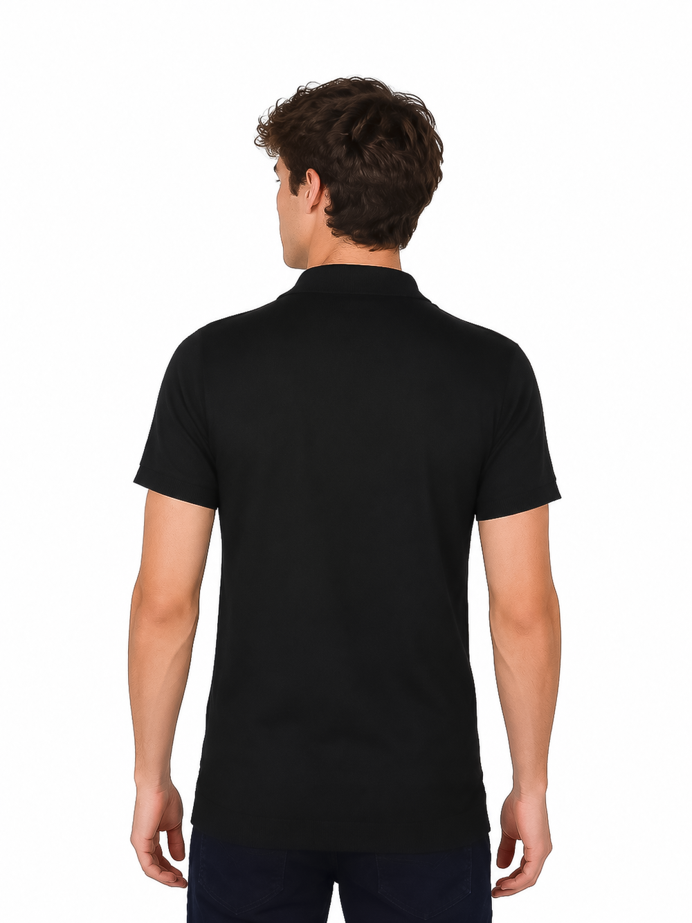 Hombre vistiendo una playera tipo polo de color negro con botones y manga corta sobre fondo blanco.