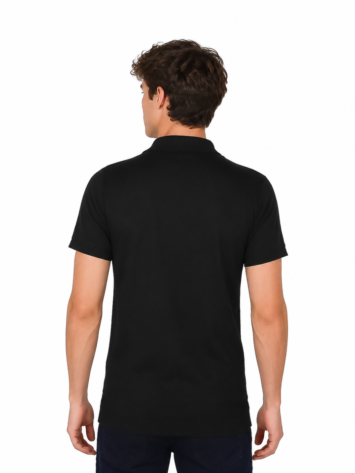 Hombre vistiendo una playera tipo polo de color negro con botones y manga corta sobre fondo blanco.