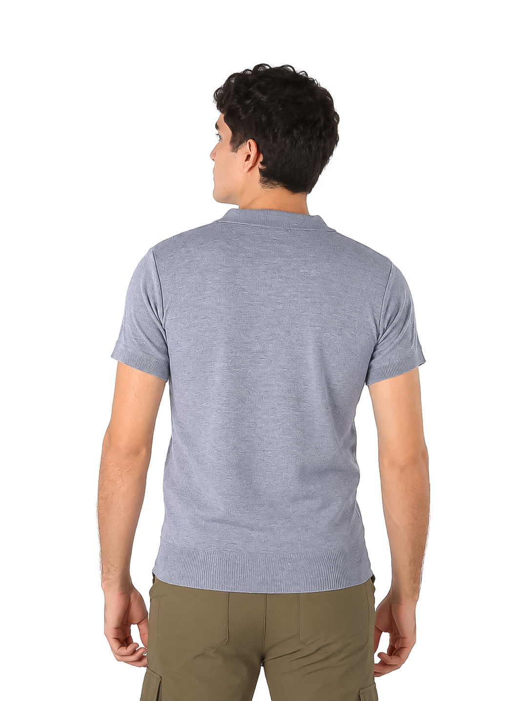 Hombre vistiendo una playera tipo polo de color gris claro con botones y manga corta.