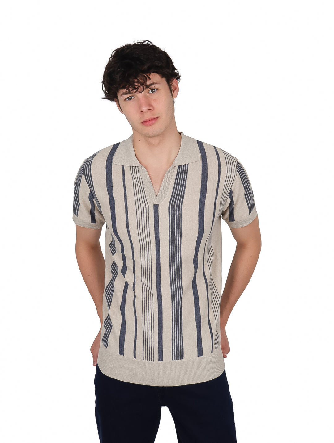 Hombre vistiendo playera de hilo color beige con rayas verticales azul marino y cuello en V.