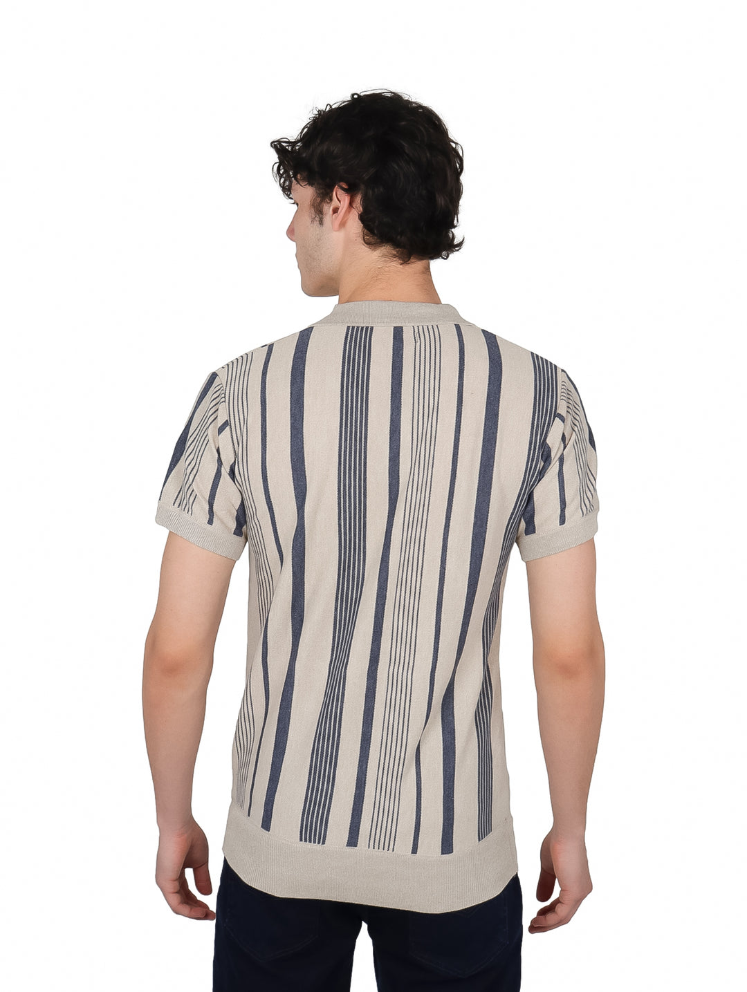 Hombre vistiendo playera de hilo color beige con rayas verticales azul marino y cuello en V.
