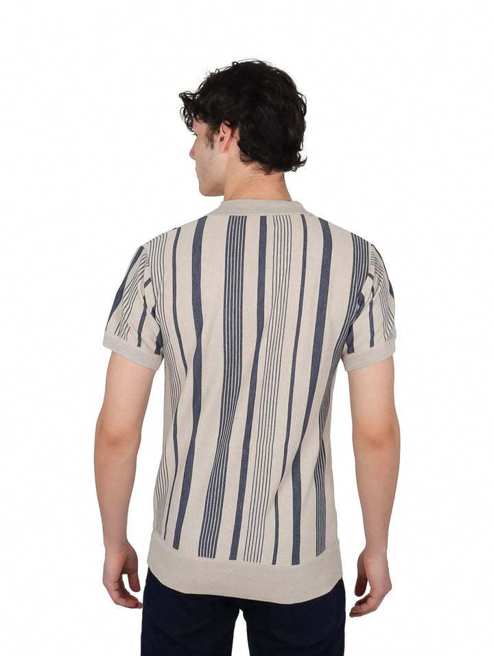 Hombre vistiendo playera de hilo color beige con rayas verticales azul marino y cuello en V.