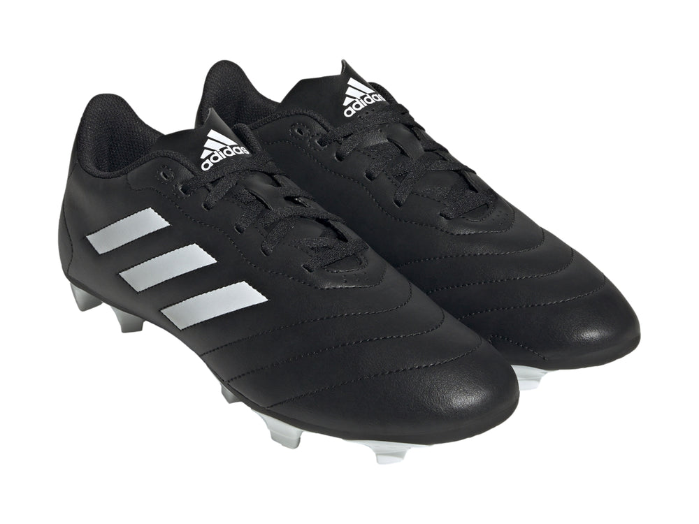 Zapato de fútbol Adidas Goletto VIII en color negro con tres franjas blancas y tacos blancos.