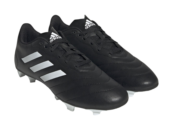 Zapato de fútbol Adidas Goletto VIII en color negro con tres franjas blancas y tacos blancos.