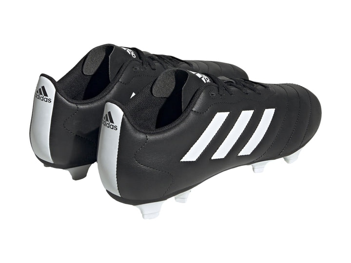 Zapato de fútbol Adidas Goletto VIII en color negro con tres franjas blancas y tacos blancos.