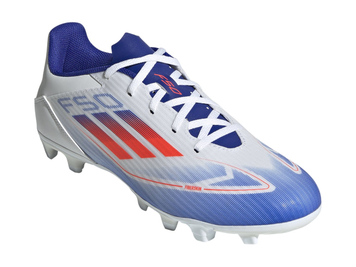 Zapato de fútbol Adidas F50 Club FG color blanco con degradado azul y detalles en naranja.