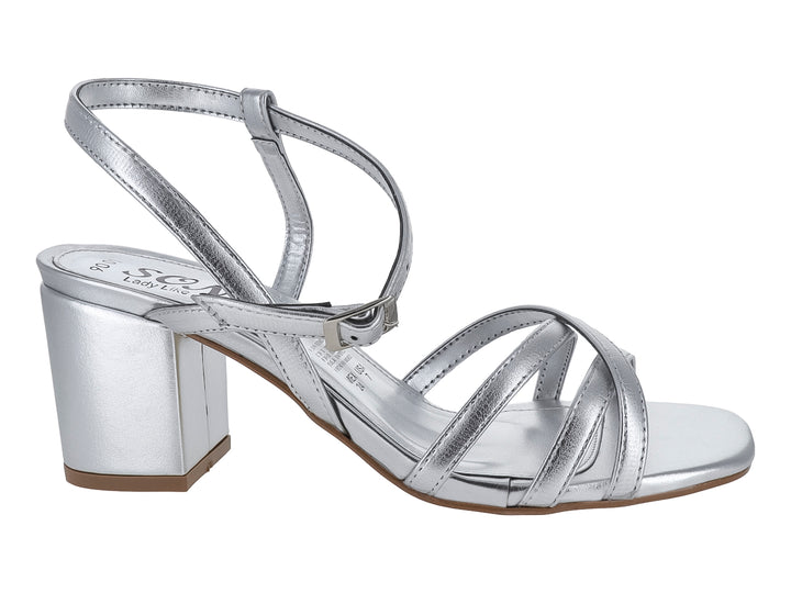 Sandalia para mujer en color plata con tacón cuadrado y tiras cruzadas en la parte frontal.