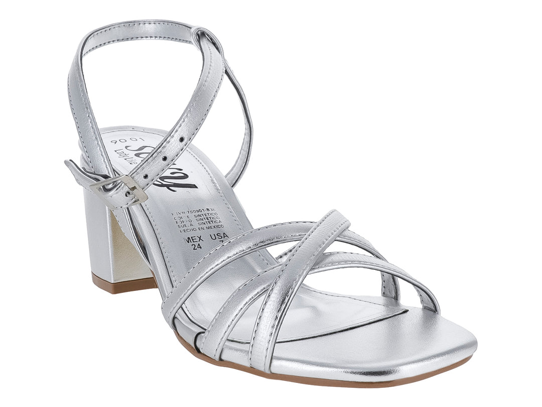 Sandalia para mujer en color plata con tacón cuadrado y tiras cruzadas en la parte frontal.