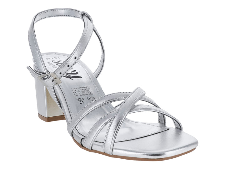 Sandalia para mujer en color plata con tacón cuadrado y tiras cruzadas en la parte frontal.