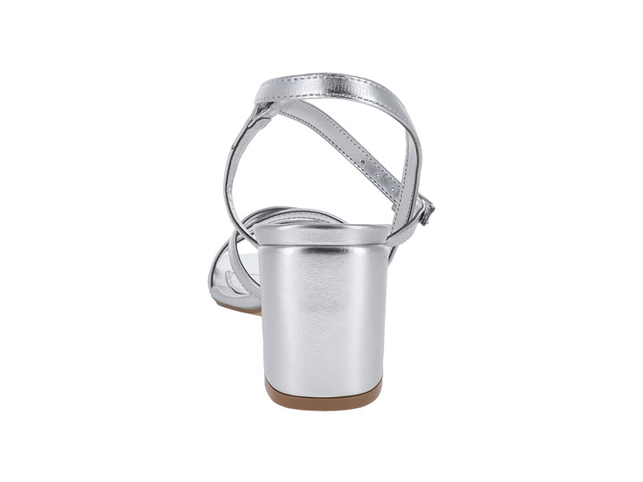 Sandalia para mujer en color plata con tacón cuadrado y tiras cruzadas en la parte frontal.