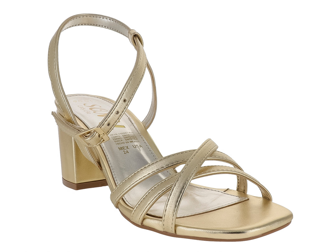 Sandalia elegante de color dorado con tacón grueso y correas cruzadas.