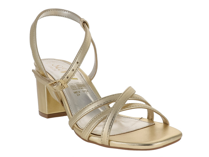 Sandalia elegante de color dorado con tacón grueso y correas cruzadas.