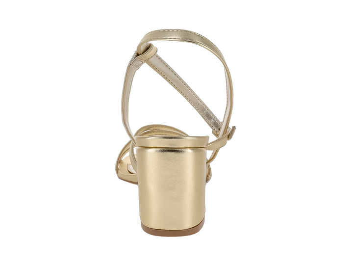 Sandalia elegante de color dorado con tacón grueso y correas cruzadas.