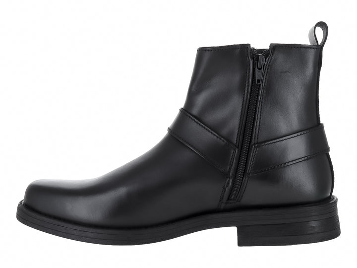 Bota negra de material sintético con correa y aro decorativo en el tobillo.